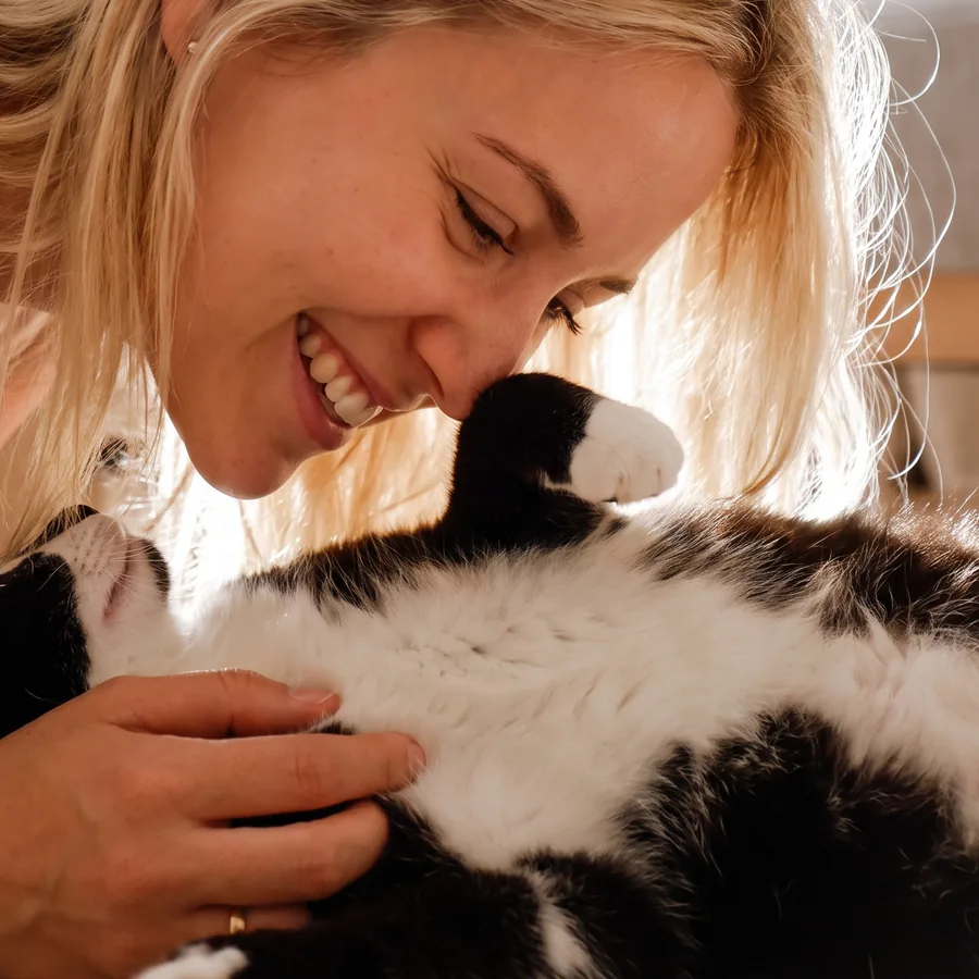 Vrouw knuffelt haar kat